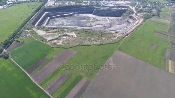 Visão aérea do trabalho em uma carreira de mineração . — Vídeo de Stock