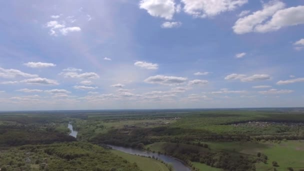 Vue aérienne de la vallée verte et de la rivière — Video