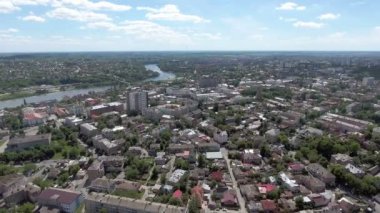 Havadan görünümü. Şehir ve nehir üzerinde köprü üzerinde uçan