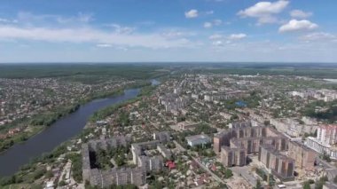 Havadan görünümü. Şehir ve nehir üzerinde köprü üzerinde uçan