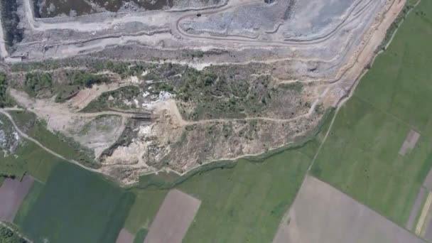 Vue aérienne du travail dans une carrière minière .