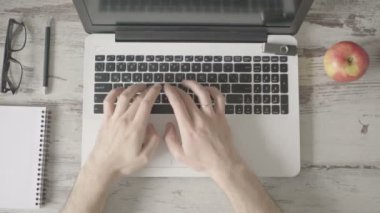 Erkek el laptop çalışma