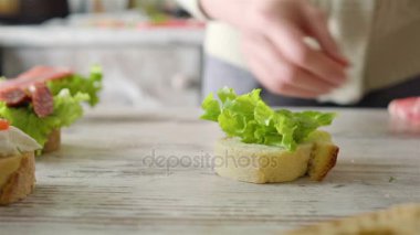 İngiliz kahvaltısı bir kadına bir sandviç yapar