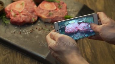 Bir cep telefonu üzerinde çekim biftek