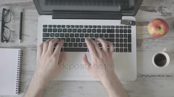 Joven hombre de negocios trabajando en portátil — Vídeo de stock