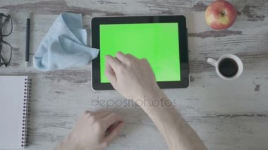 Mains De Fille Sur Tablet Pc Avec écran Vide Vert Sur Fond