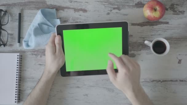Tablet pc ile yeşil boş perde ahşap arka plan üzerinde tutan eller — Stok video