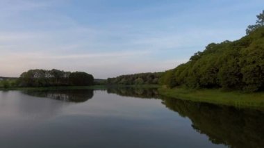 Göl üzerinde uçuş. Video uçak olduğunu.