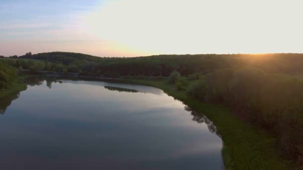 Vidéo du drone aérien au coucher du soleil .