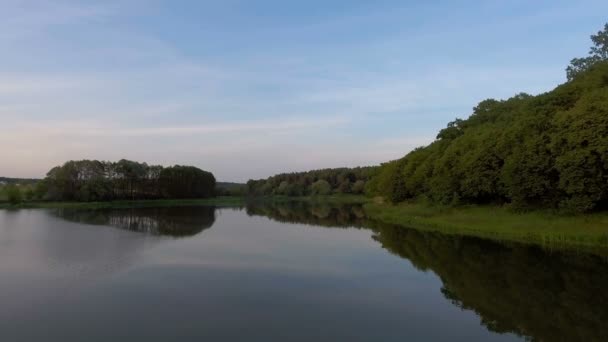 Survol du lac. La vidéo vient du drone .