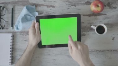 İçme kahve yakın kadar iş yeşil ekran tablet kullanarak ele mans.