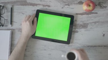 İçme kahve yakın kadar iş yeşil ekran tablet kullanarak ele mans.