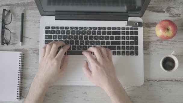 Jonge zakenman werkt aan laptop — Stockvideo