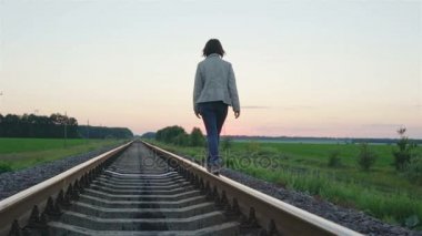 Kız demiryolundan yürüyüş