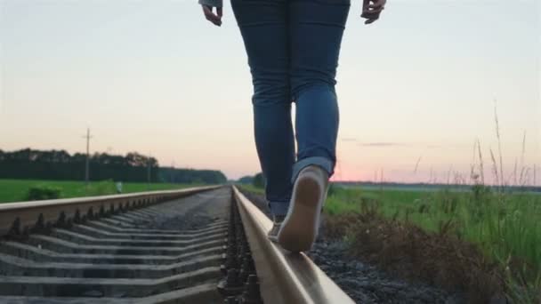 Menina andando na trilha ferroviária — Vídeo de Stock