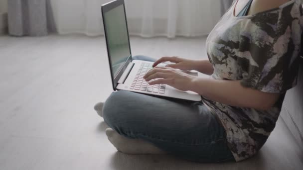 Mujer trabajando portátil en casa en el suelo — Vídeo de stock