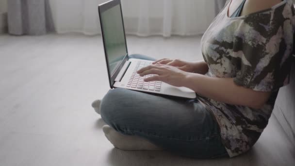 Kvinnan arbetar laptop hemma på golvet — Stockvideo