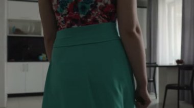 Yüksek topuk ayakkabı ile kadın bacakları çekip arkadan görünüm