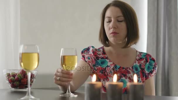 Sevimli kız kadeh şarap ile kafede oturan. — Stok video