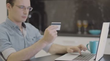 adam uygun dizüstü bilgisayar üzerinde kredi kartı numarası ekleme