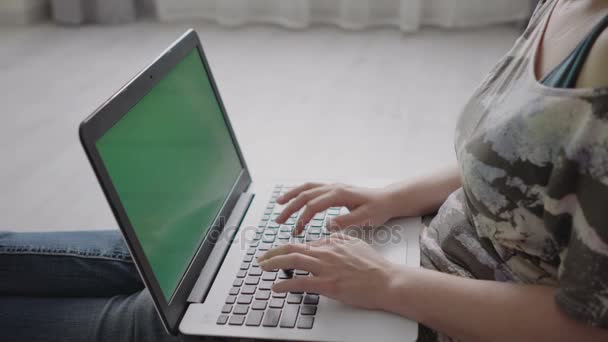 Junge Frau sitzt am Laptop in Großaufnahme — Stockvideo