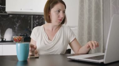 evde masa laptop üzerinde çalışan kadın