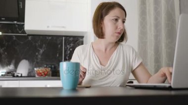 evde masa laptop üzerinde çalışan kadın