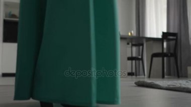 Yüksek topuk ayakkabı ile kadın bacakları çekip arkadan görünüm