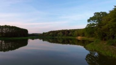 Bir tatlı su Gölü video dronun havadan görünümü
