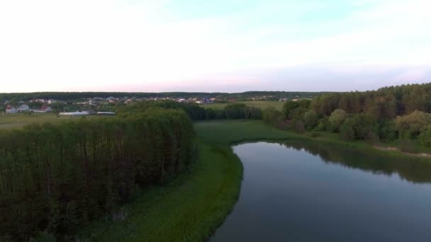 Vue aérienne d'un drone vidéo d'un lac d'eau douce — Video