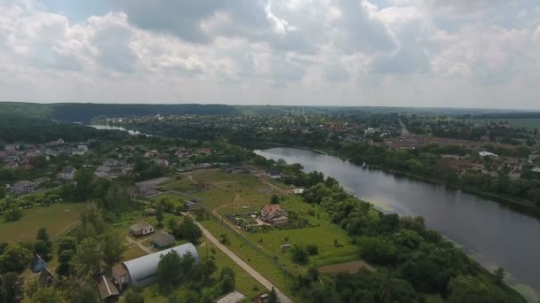 Luchtfoto centrum van de stad en rivier. — Stockvideo