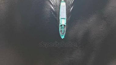 Nehir boyunca yelken gemi