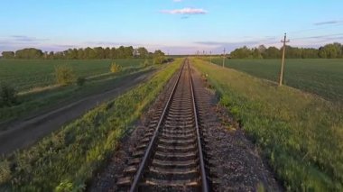 Kırsal kesimde bir tren yolunda uçan bir dronun hava görüntüleri.