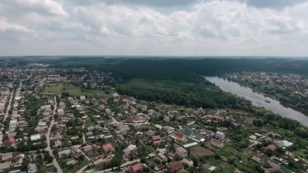 Vista aérea centro de la ciudad y el río . — Vídeo de stock