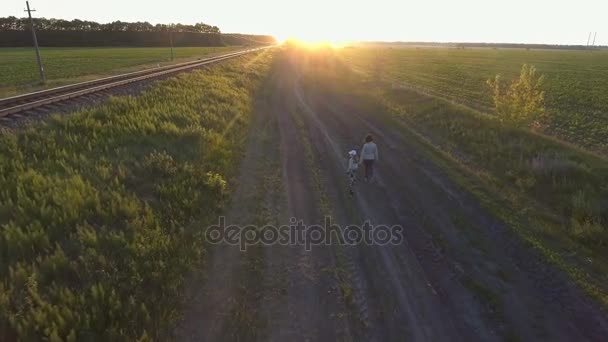 Moeder en dochters lopen houden hun handen — Stockvideo