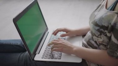 Dizüstü yakın oturan genç kadın