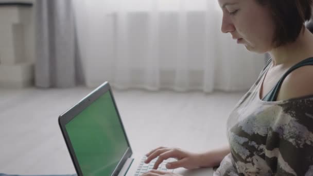 Jonge vrouw achter de laptop close-up — Stockvideo