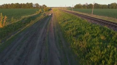 Anne ve kızı onların elele yürürken