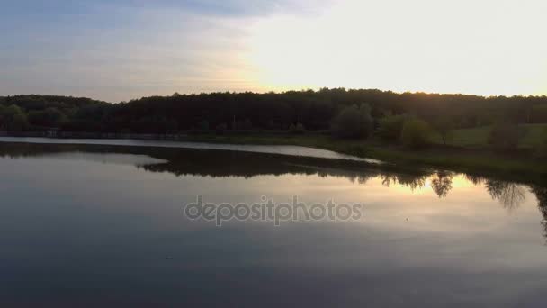 Lago da floresta ao nascer do sol. Vista aérea — Vídeo de Stock