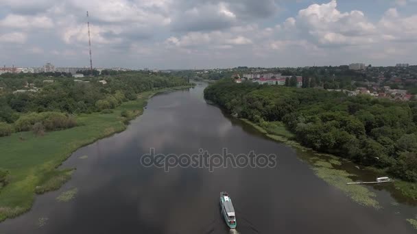 Bateau naviguant le long de la rivière — Video