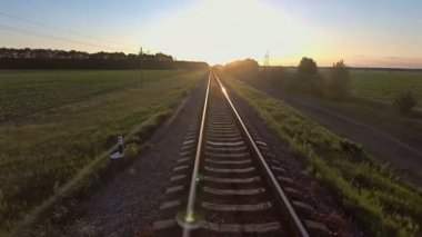 Kırsal kesimde bir tren yolunda uçan bir dronun hava görüntüleri.