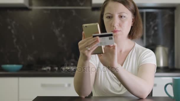 Dziewczyna wchodzi numer karty kredytowej na smartfonie — Wideo stockowe