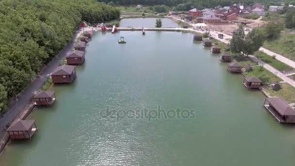 Casas de madera en el lago — Vídeo de stock