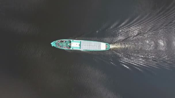 沿着河边的船 — 图库视频影像