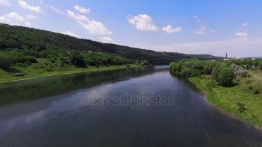 Havadan görünümü. Düşük uçuş üzerinde taze nehirde güneşli yaz sabahı.