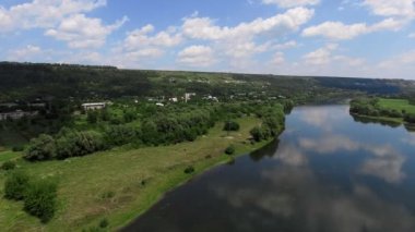 Güzel nehir ve güzel orman üzerinde uçan.