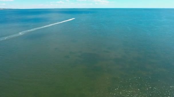 Scooter de agua se mueven a la playa, plano de gran angular aéreo . — Vídeos de Stock