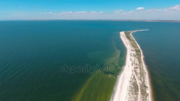 Vue aérienne bande de sable sauvage, mer avec horizon de vagues 