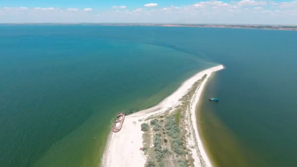 Aerial view: water with sea weed and spilt — Stock Video