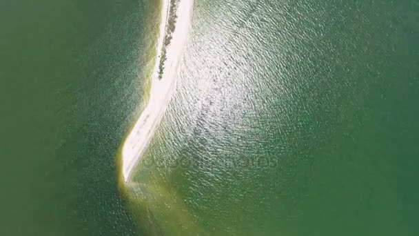 Vista aérea franja de arena salvaje, mar con olas horizonte — Vídeos de Stock
